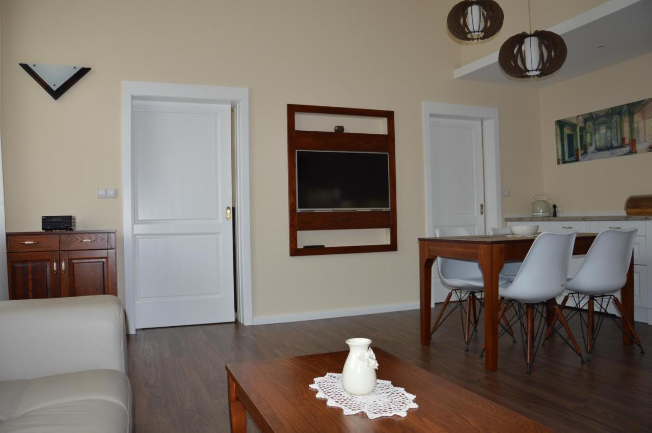 M2-Apartment Szombathely Buitenkant foto